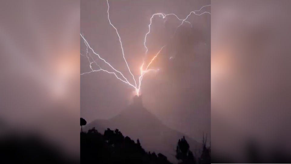 Volcanic eruption creates stunning lightning storm-thumbnail