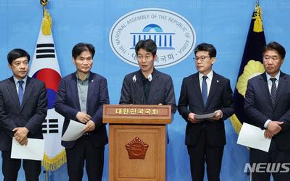 Illegal investigation of President Moon's inner circle, says Democratic Party lawmakers-thumbnail