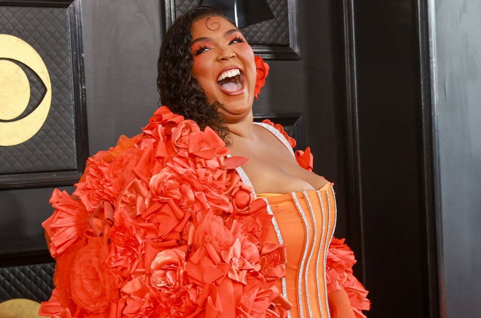 Lizzo Unveils Emotional Teaser for Upcoming Music Release-thumbnail