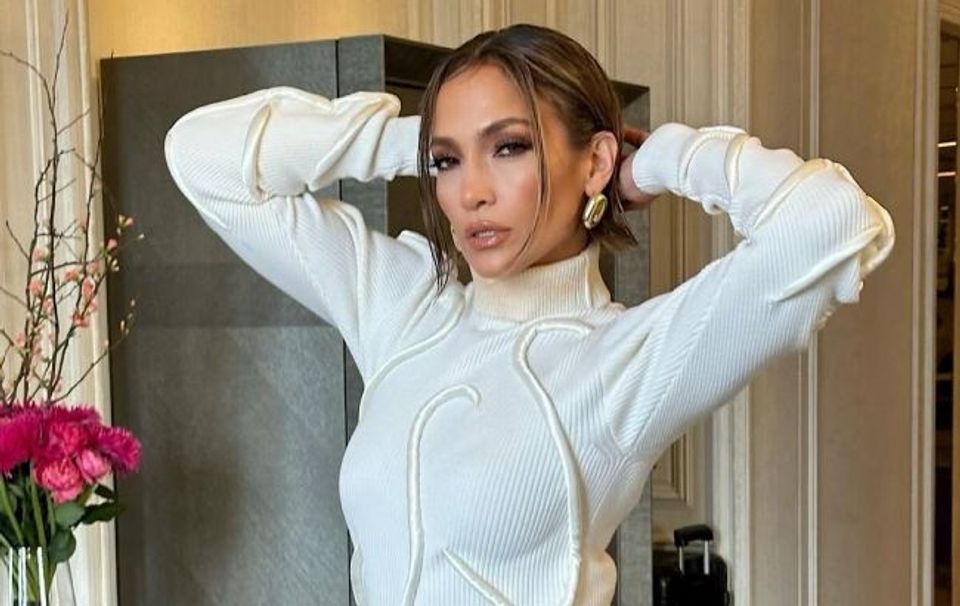 Jennifer Lopez stuns in elegant milk dress-thumbnail