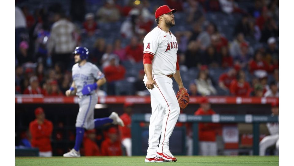 Angels suffer crushing 2-1 loss to Royals after Carlos Estévez's 3rd blown save of the season-thumbnail