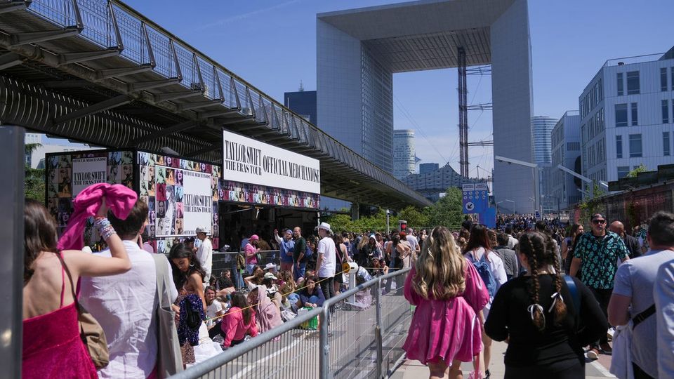 Taylor Swift Fan Wears Billboard Hot 100 Top 14 Cape to Paris Concert-thumbnail