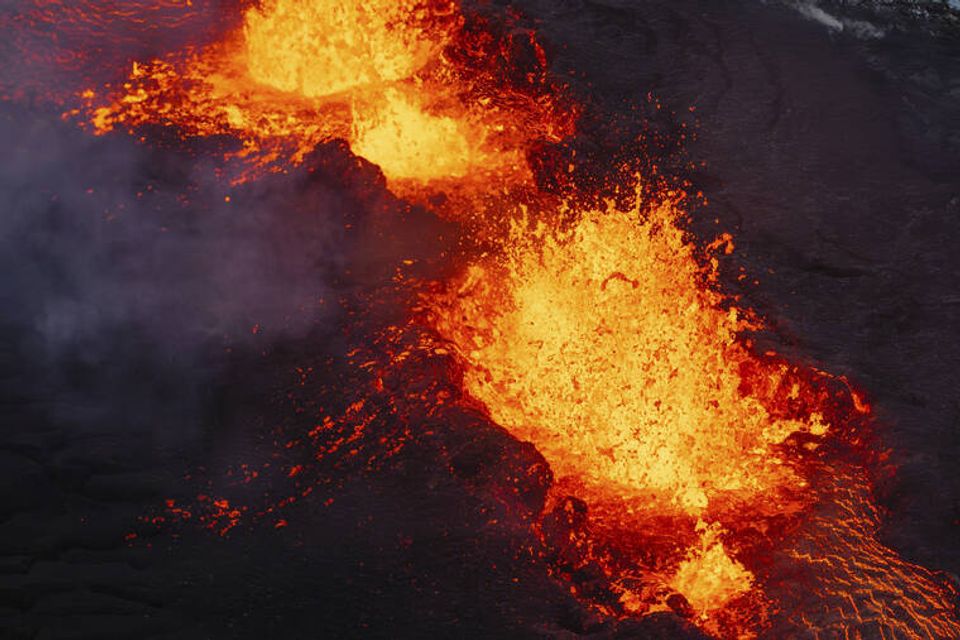 Icelandic volcano erupts, spews semi-molten rock into the air-thumbnail