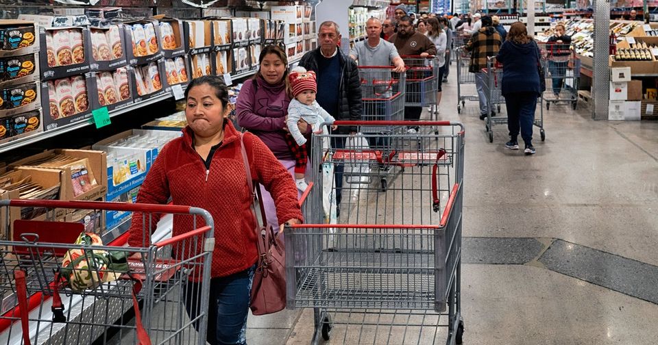 US Consumer Spending Declines Amid Falling Inflation-thumbnail