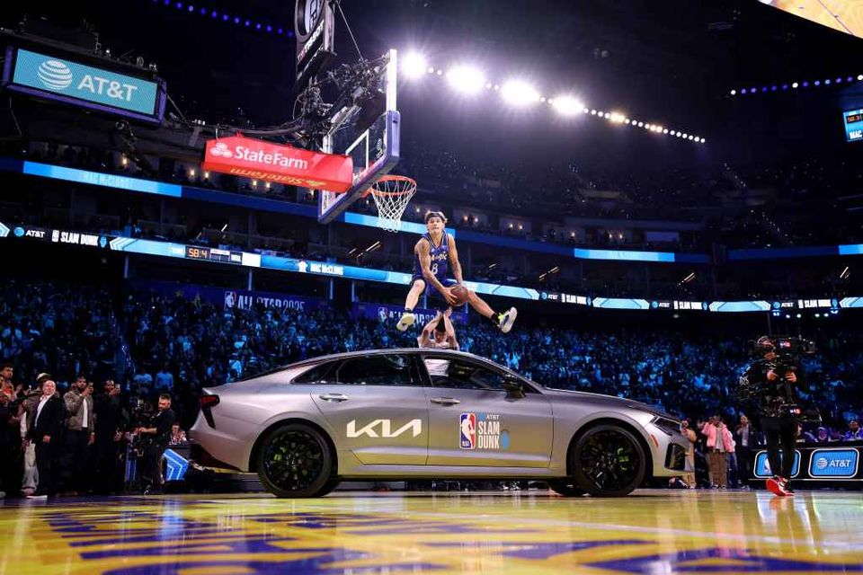 Mac McClung wows in NBA Dunk Contest with unique props-thumbnail