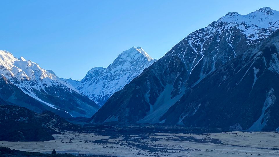 Three climbers missing for five days in New Zealand believed to have died in a fall-thumbnail