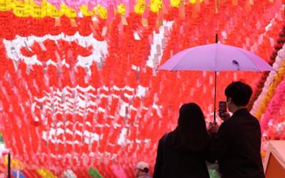 Traffic control in downtown Seoul for Buddha's Birthday lantern parade-thumbnail