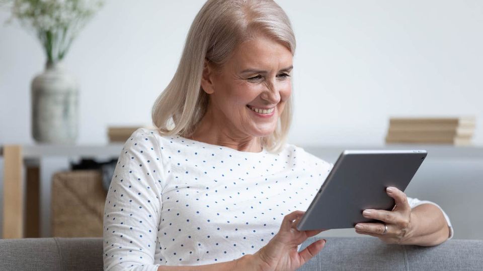 Adult children complain about their boomer mothers' excessive iPad use-thumbnail