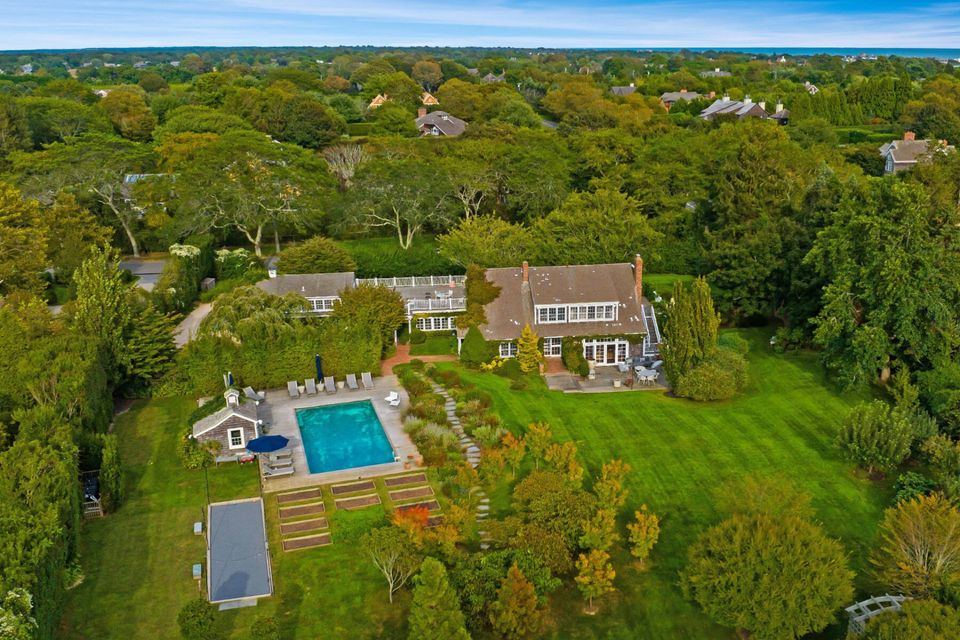 Drew Barrymore's Hamptons Home Up for Sale for $8.45 Million-thumbnail