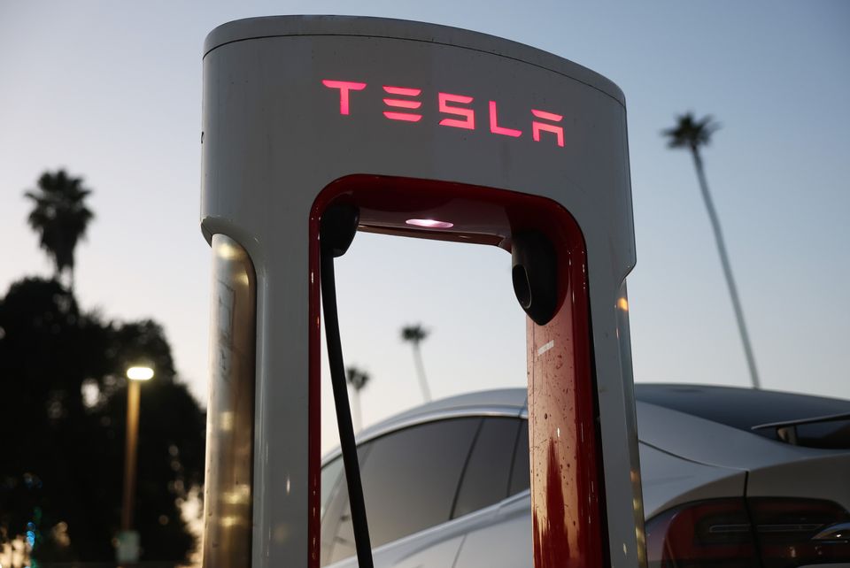 US Regulators Investigate Tesla Vehicles Over Remote Driving Feature-thumbnail