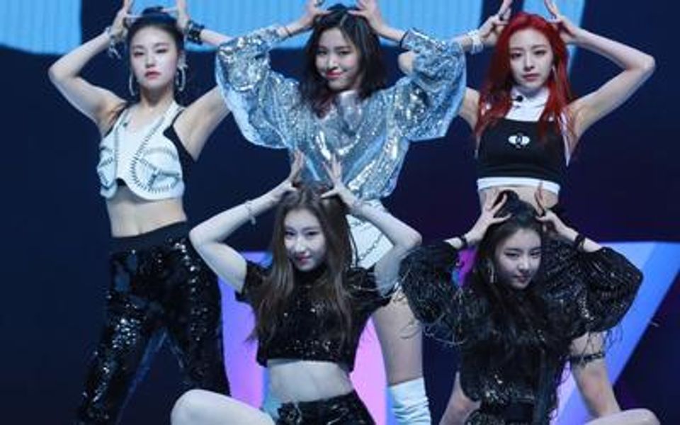 JYP's new girl group ITZY makes hot debut with 'Dalla Dalla'-thumbnail