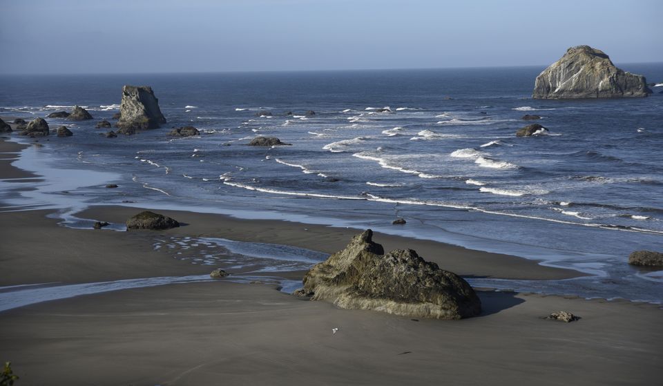 Oregon beaches warned of deadly sneaker waves-thumbnail