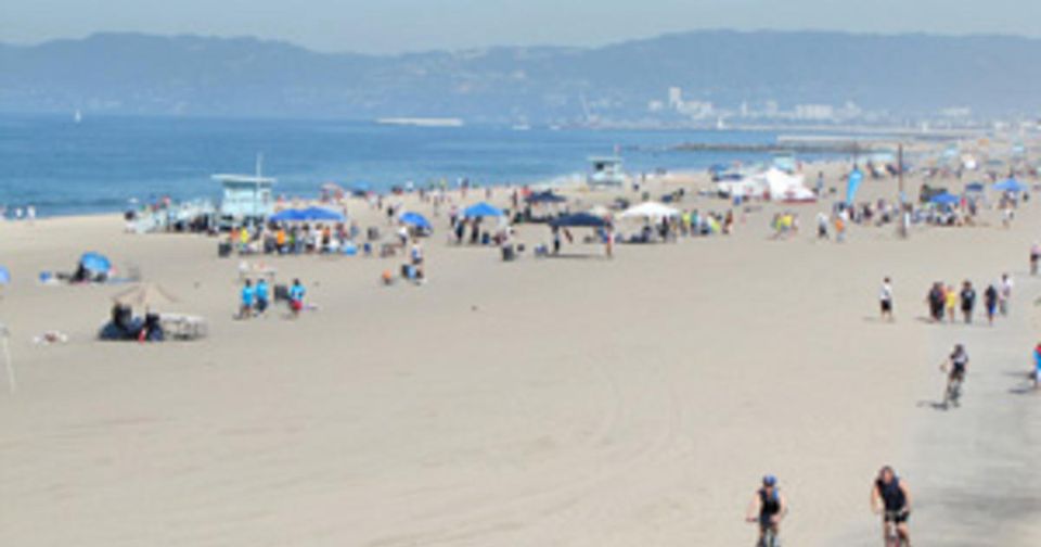 Untreated sewage spill closes LA beaches-thumbnail