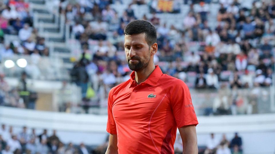 Novak Djokovic hit by water bottle at Italian Open-thumbnail