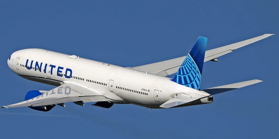 United Airlines passengers panic as oxygen masks 'inadvertently' deployed-thumbnail