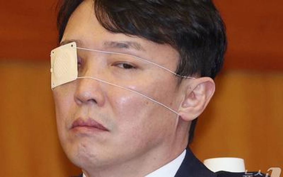 Prosecutor attends impeachment trial with covered eyes-thumbnail