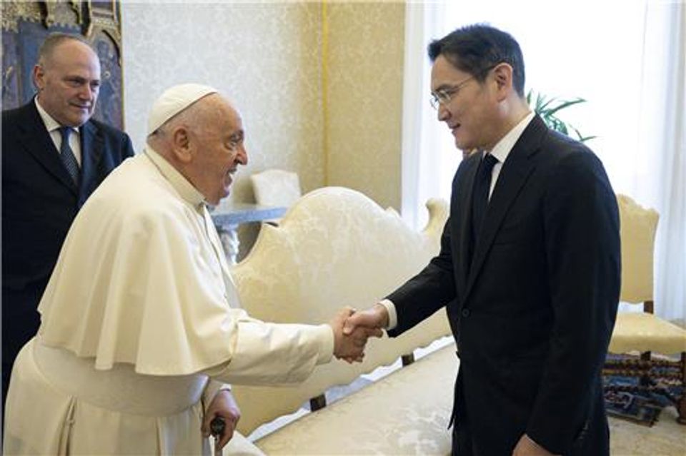 Samsung's Lee Jae-yong meets Pope Francis in Vatican-thumbnail