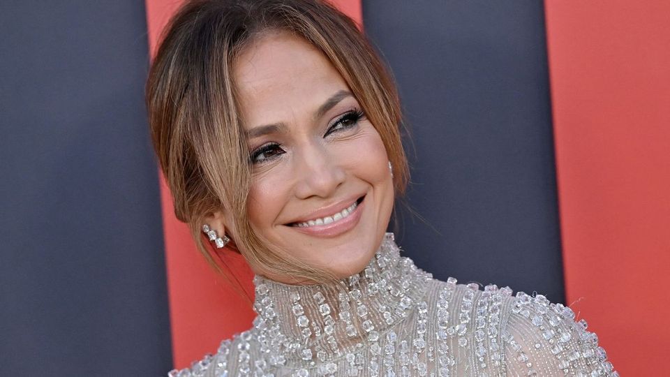 Jennifer Lopez Rocks Espresso-Colored Slingbacks-thumbnail