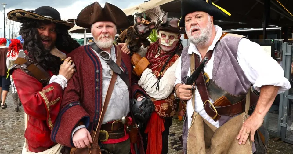 Plymouth's Pirates Weekend kicks off with hundreds of people in fancy dress-thumbnail