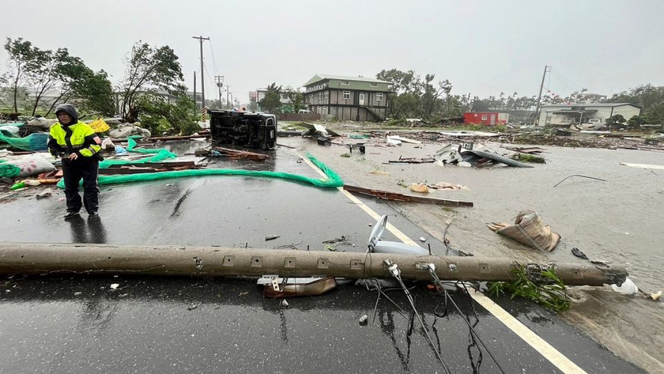 Taiwan braces for Super Typhoon Kong-rey-thumbnail