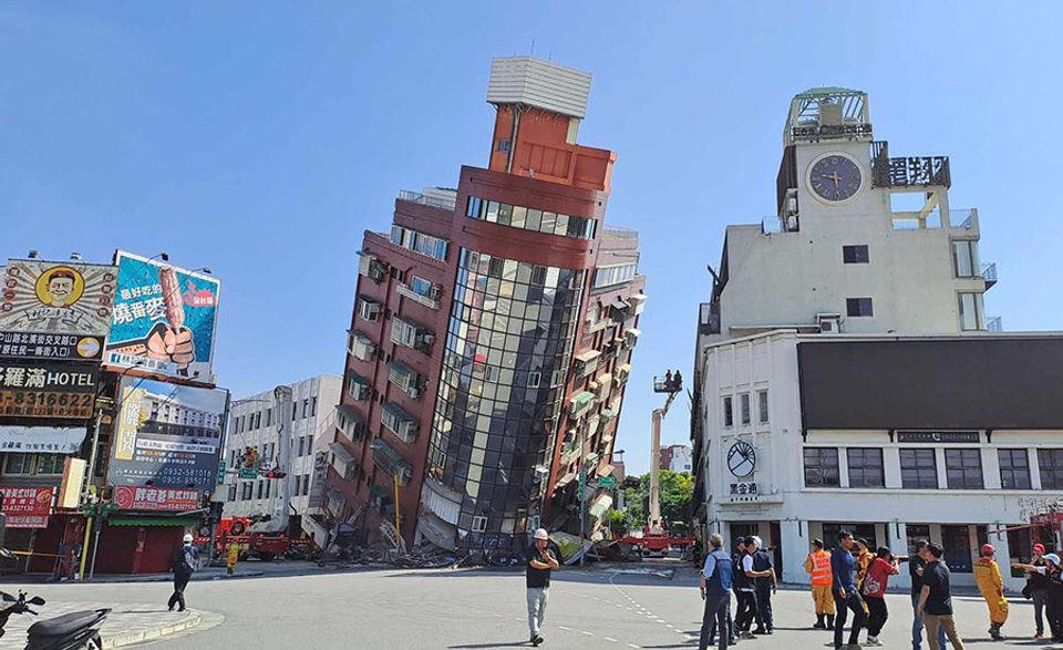 Taiwan hit by 7.4-magnitude earthquake and tsunami warnings-thumbnail