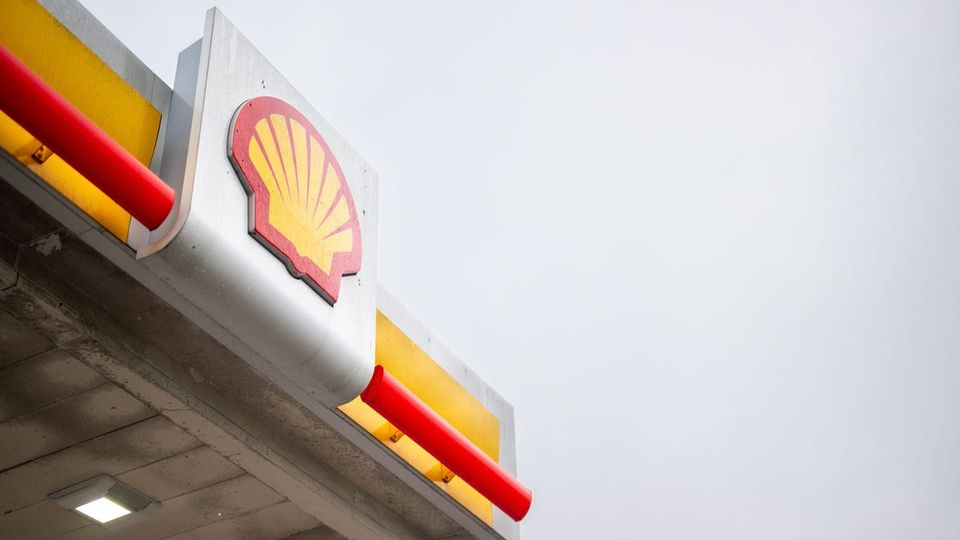 Shell to take $2 billion charges for Singapore refinery and biofuels plant-thumbnail