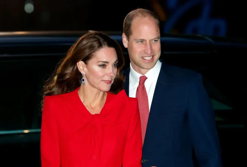 Kate Middleton's reaction to woman wanting to kiss Prince William goes viral-thumbnail