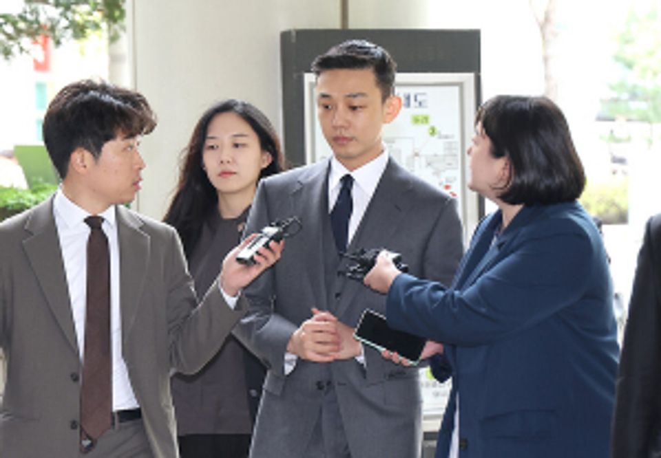 Actor Yoo Ah-in attends court in silence-thumbnail