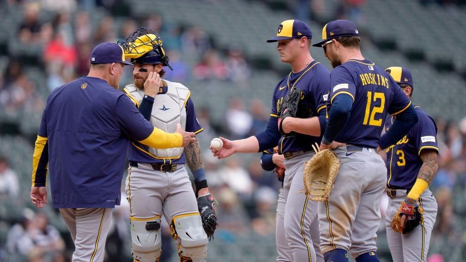Brewers demote struggling reliever Yoho to minors-thumbnail